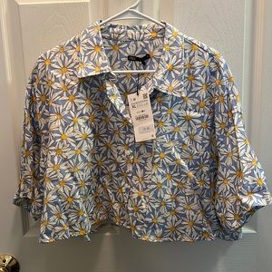 Zara cropped Daisy print shirt. NWT